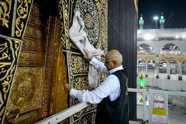 Image MENJAGA KESUCIAN BAITULLAH: MENILIK KHIDMATNYA TRADISI TAHUNAN GHUSL KA'BAH DI MAKKAH News