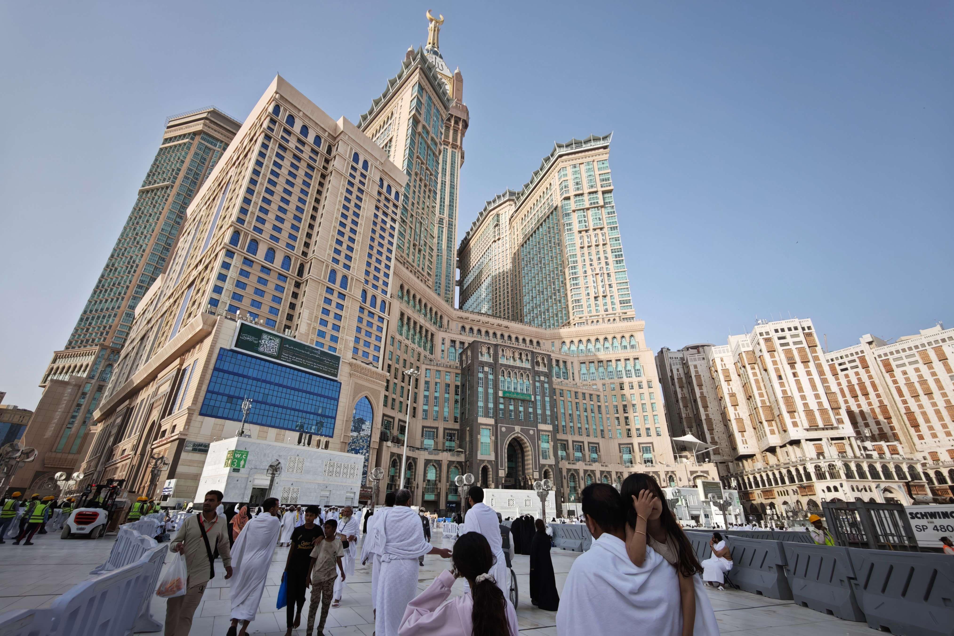 Image GELOMBANG KENAIKAN AVTUR: MENGAPA BIAYA UMRAH IKUT MELONJAK? News
