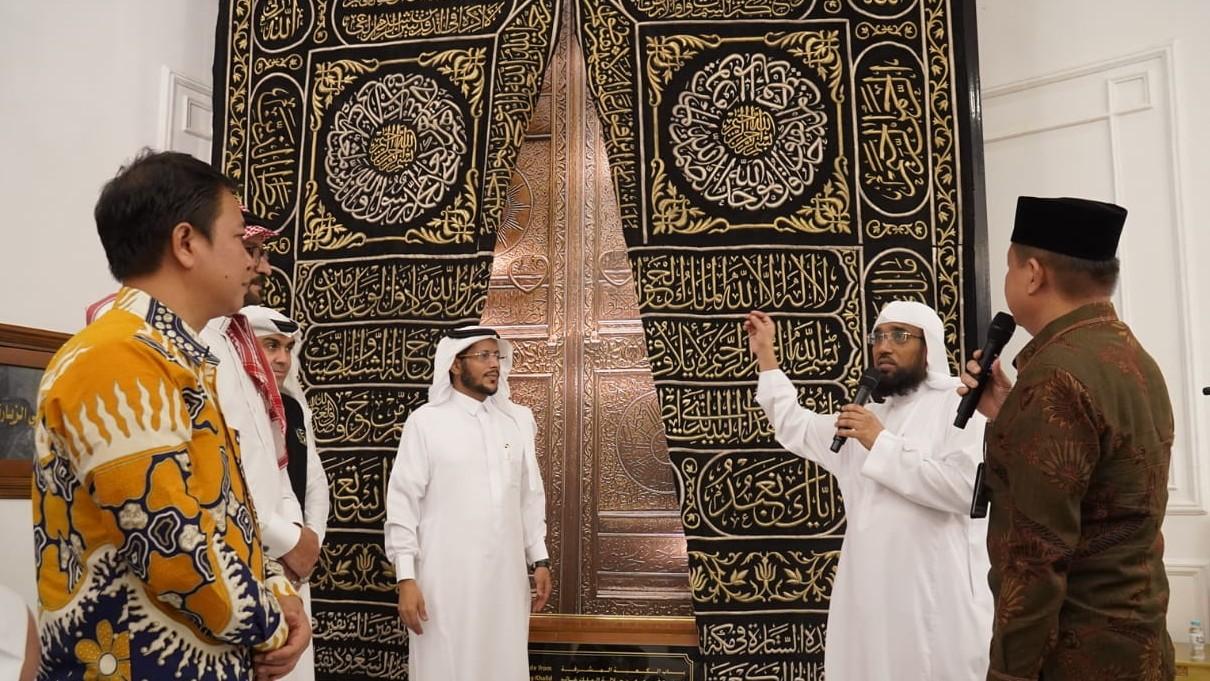 Image KISWAH DAN KETELITIANl: MERAWAT MAHKOTA KA'BAH SEPANJANG TAHUN News