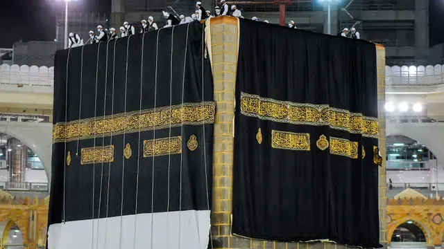 Image TRADISI PENGANGKATAN KISWA KABAH MENJELANG MUSIM HAJI News