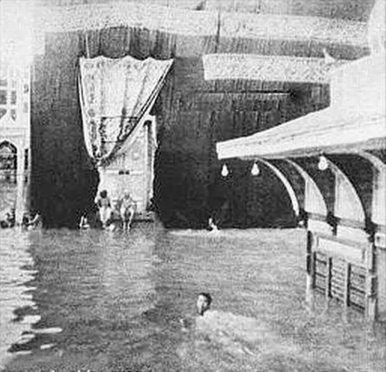Image PRIA INI LAKUKAN TAWAF SAMBIL BERENANG DI TENGAH BANJIR KABAH News